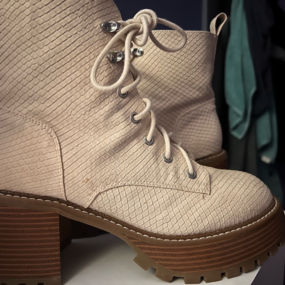 Women's Cream zip up Boots